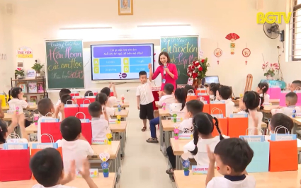 Học sinh lớp 1 h&acirc;n hoan ngày tựu trường 