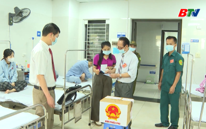 Hỗ trợ người bệnh, người gi&agrave; yếu thực hiện quyền c&ocirc;ng d&acirc;n