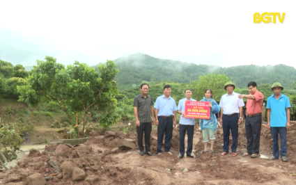 Hỗ trợ người d&acirc;n bị sập đổ nh&agrave; do b&atilde;o số 3