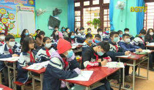 Học sinh đeo khẩu trang đến trường