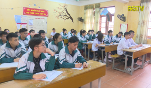 Học sinh lớp 12 &ocirc;n thi trong m&ugrave;a dịch