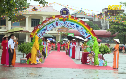 Học sinh lớp 1 h&acirc;n hoan tựu trường