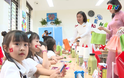 Học sinh lớp 1 h&acirc;n hoan tựu trường