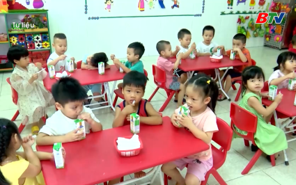 Học sinh mầm non, tiểu học uống sữa học đường từ th&aacute;ng 11/2025 