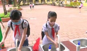 Học sinh phấn khởi trong ng&agrave;y đầu ti&ecirc;n đi học trở lại