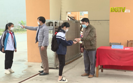 Học sinh trở lại trường thực hiện nghi&ecirc;m biện ph&aacute;p ph&ograve;ng dịch