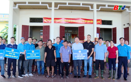 Kịp thời hỗ trợ nhu yếu phẩm cho người d&acirc;n v&ugrave;ng lũ