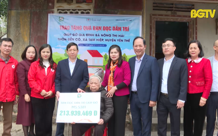 Trao hỗ trợ gia đ&igrave;nh kh&oacute; khăn