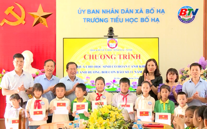 Hội khuyến học trao qu&agrave; cho học sinh ảnh hưởng bởi b&atilde;o lũ