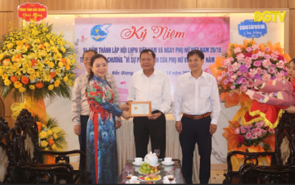 Trao kỷ niệm chương v&igrave; sự ph&aacute;t triển của phụ nữ Việt Nam 