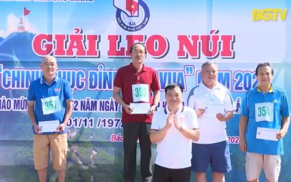 Hội Nh&agrave; b&aacute;o tỉnh tổ chức Giải leo n&uacute;i Chinh phục đỉnh Non Vua
