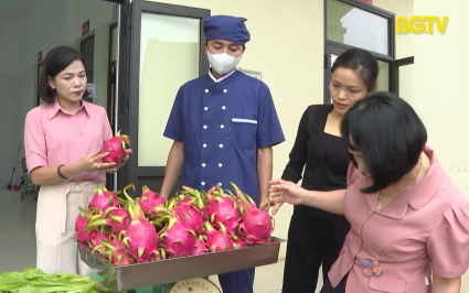 Hơn 100 m&ocirc; h&igrave;nh bếp ăn tập thể bảo đảm an to&agrave;n thực phẩm 