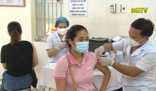 Hơn 11,6 ngh&igrave;n c&aacute;n bộ, gi&aacute;o vi&ecirc;n được ti&ecirc;m vắc xin ph&ograve;ng Covid- 19