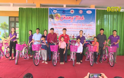Hơn 200 suất qu&agrave; cho học sinh x&atilde; Sơn Hải