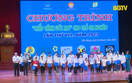 Hơn 200 trẻ em ngh&egrave;o nhận học bổng từ chương tr&igrave;nh chắp c&aacute;nh ước mơ