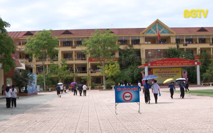 Hơn 28 ngh&igrave;n th&iacute; sinh l&agrave;m thủ tục dự thi v&agrave;o lớp 10