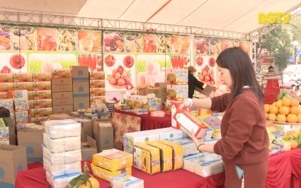 Hơn 30 gian h&agrave;ng trưng b&agrave;y sản phẩm tại hội chợ cam, bưởi Lục Ngạn