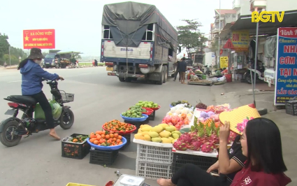 Họp chợ tạm g&acirc;y cản trở giao th&ocirc;ng 