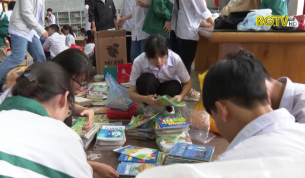 Hướng về c&aacute;c em học sinh miền Trung