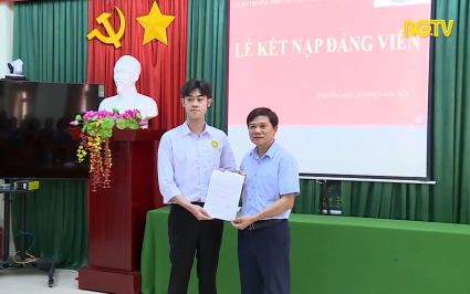 Kết nạp gần 320 đảng vi&ecirc;n mới l&agrave; học sinh, sinh vi&ecirc;n, gi&aacute;o vi&ecirc;n trẻ