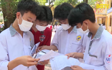 Kết th&uacute;c Kỳ thi tuy&ecirc;̉n sinh vào lớp 10 THPT