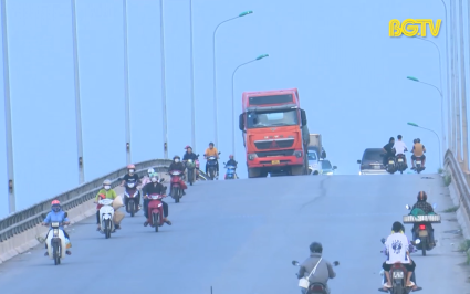 Khắc phục hệ thống đ&egrave;n chiếu s&aacute;ng cầu Đ&ocirc;ng Xuy&ecirc;n 