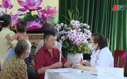 Kh&aacute;m bệnh, cấp thuốc miễn ph&iacute; - Ấm l&ograve;ng người d&acirc;n v&ugrave;ng lũ