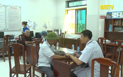 Kh&aacute;m bệnh, ph&aacute;t thuốc miễn ph&iacute; cho đối tượng ch&iacute;nh s&aacute;ch