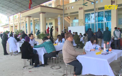 Kh&aacute;m bệnh v&agrave; ph&aacute;t thuốc miễn ph&iacute; tại Y&ecirc;n Dũng
