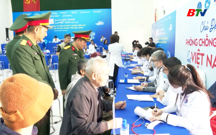 Kh&aacute;m, cấp thuốc miễn ph&iacute;, tặng qu&agrave; cho 500 người d&acirc;n th&ocirc;n Vọng Nguyệt 