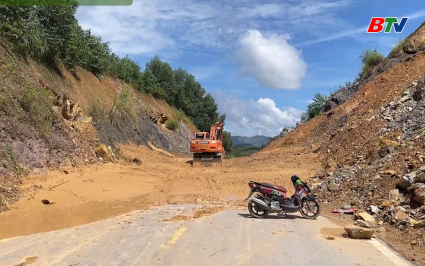 Khẩn trương khắc phục c&aacute;c tuyến giao th&ocirc;ng bị hư hỏng do mưa b&atilde;o 