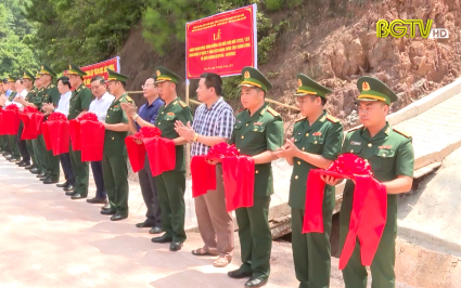 Kh&aacute;nh th&agrave;nh đường l&ecirc;n mốc bi&ecirc;n giới v&agrave; tượng đ&agrave;i B&aacute;c Hồ 