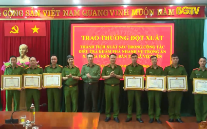 Khen thưởng 7 c&aacute; nh&acirc;n kh&aacute;m ph&aacute; vụ trọng &aacute;n xảy ra tại Việt Y&ecirc;n