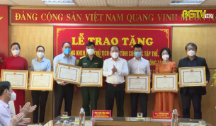 Khen thưởng c&aacute;c tập thể, c&aacute; nh&acirc;n c&oacute; nhiều đ&oacute;ng g&oacute;p ủng hộ chống dịch