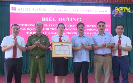 Khen thưởng c&aacute;n bộ ng&acirc;n h&agrave;ng kịp thời ngăn chặn h&agrave;nh vi lừa đảo