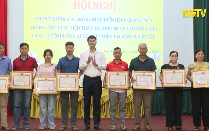 Khen thưởng gia đ&igrave;nh ti&ecirc;u biểu hiến đất giải tỏa h&agrave;nh lang Quốc lộ 17