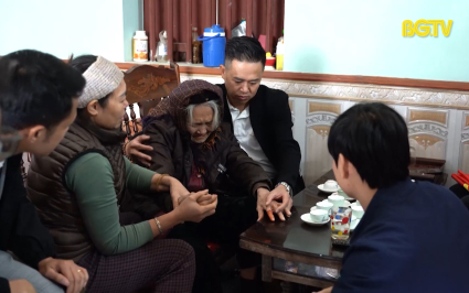Khoảnh khắc đo&agrave;n tụ