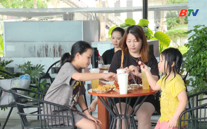 Kh&ocirc;ng kh&iacute; nhộn nhịp ng&agrave;y nghỉ Lễ 