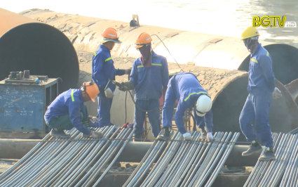 Kh&ocirc;ng kh&iacute; s&ocirc;i động tr&ecirc;n c&ocirc;ng trường 