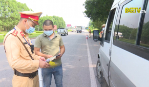 Kiểm so&aacute;t phương tiện giao th&ocirc;ng sau khi bỏ gi&atilde;n c&aacute;ch x&atilde; hội tại TP Bắc Giang