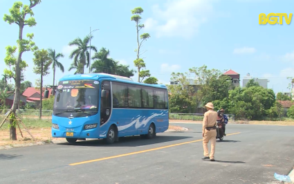 Kiểm so&aacute;t phương tiện xe đưa đ&oacute;n học sinh