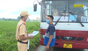 Kiểm so&aacute;t xe đưa đ&oacute;n c&ocirc;ng nh&acirc;n đảm bảo an to&agrave;n ph&ograve;ng, chống dịch Covid - 19
