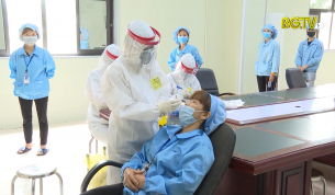Kiểm tra c&ocirc;ng t&aacute;c lấy mẫu x&eacute;t nghiệm tại doanh nghiệp