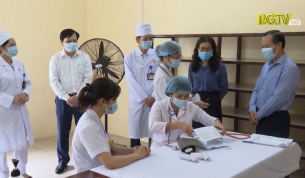 Kiểm tra c&ocirc;ng t&aacute;c ti&ecirc;m vắc xin ph&ograve;ng Covid- 19