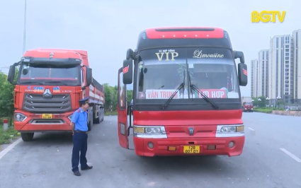 Kiểm tra hoạt động xe đưa đ&oacute;n c&ocirc;ng nh&acirc;n 