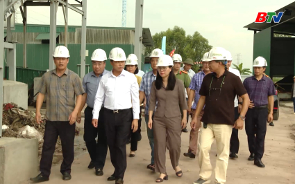 L&atilde;nh đạo UBND tỉnh kiểm tra khu xử l&yacute; r&aacute;c thải sinh hoạt tại phường Y&ecirc;n Dũng 