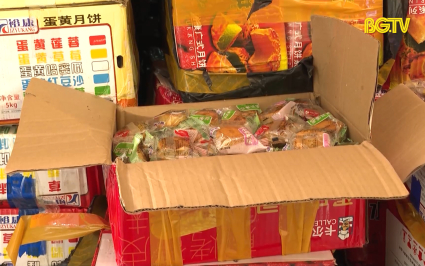Kiểm tra xe &ocirc; t&ocirc; ph&aacute;t hiện 12.000 b&aacute;nh trung thu kh&ocirc;ng r&otilde; nguồn gốc
