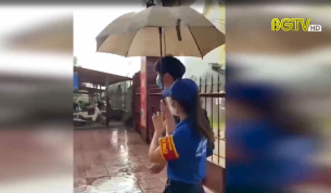 Kịp thời đưa một th&iacute; sinh ngủ qu&ecirc;n đến ph&ograve;ng thi