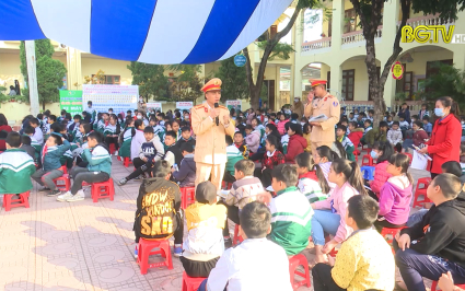 Lạng Giang: đẩy mạnh tuy&ecirc;n truyền ATGT cho học sinh
