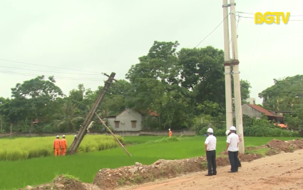 Lạng Giang: Di chuyển cột điện bị nghi&ecirc;ng sang vị tr&iacute; an to&agrave;n